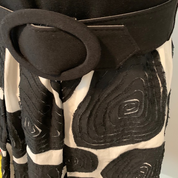 MUSE Black & White Swirl Belted Dress Sz 4 - Picture 6 of 12